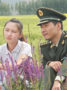 界碑下的村庄